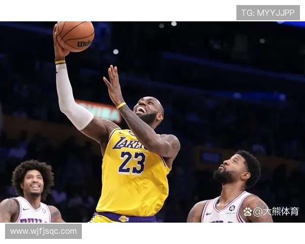 詹姆斯赛季首度三双助湖人逆转战胜勇士，浓眉再度伤退令人担忧